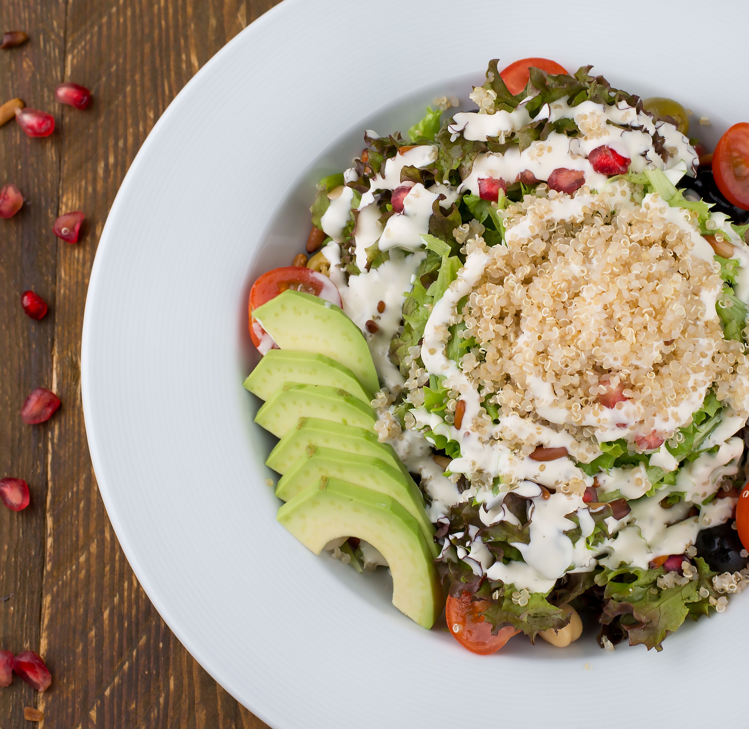 Salade de quinoa à l'avocat et légumes frais