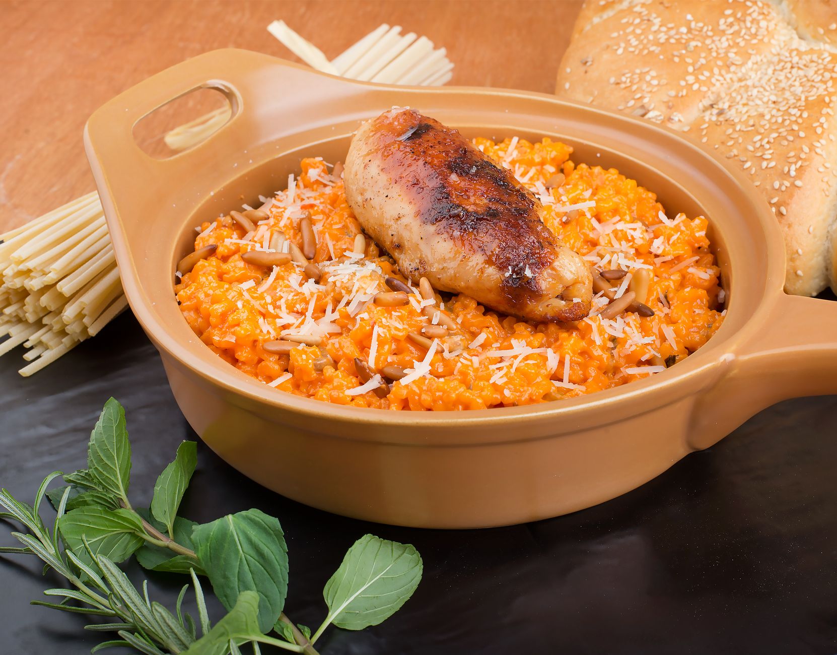 Recept: Traybake met orzo, bonen en ansjovis