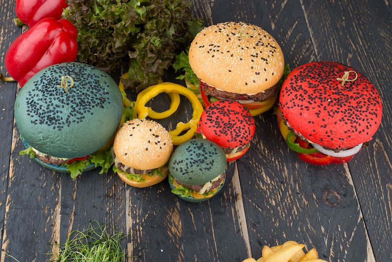 Hamburgueres com paes black artesanais