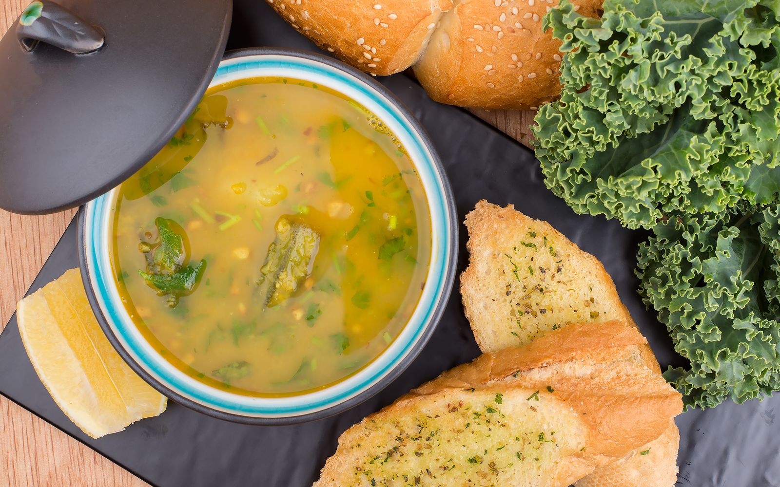 Foto de Caldo verde com linguiça e pão