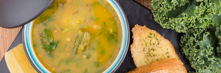 Foto de Caldo verde com linguiça e pão