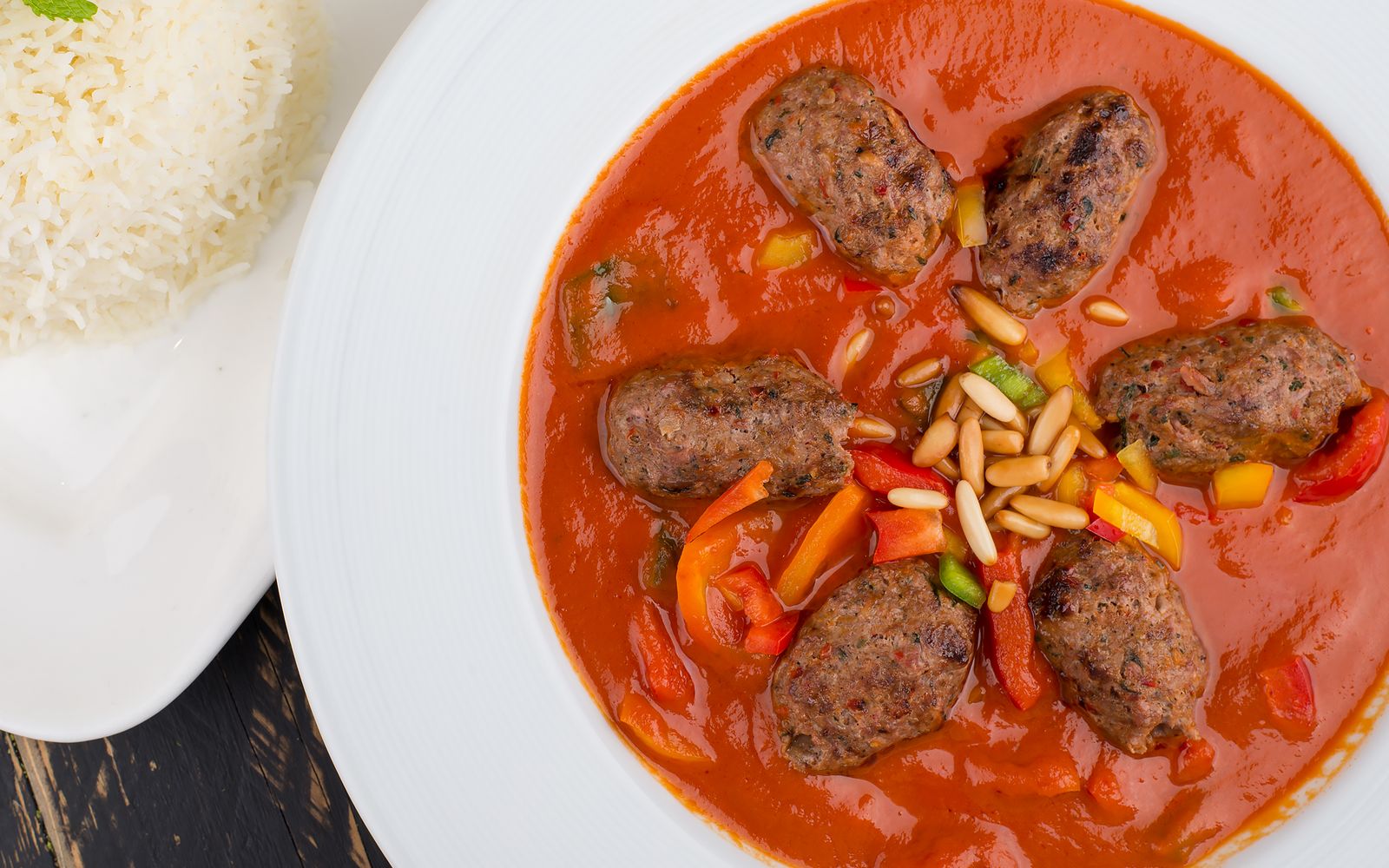Foto de Almôndegas ao molho de tomate com arroz