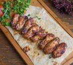 新鲜香草和蔬菜配美味的烤鸡翅