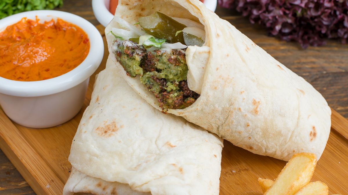 Pita with tahini, cucumber