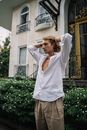 在经典的城市建筑前，时尚的男人自信地摆着姿势