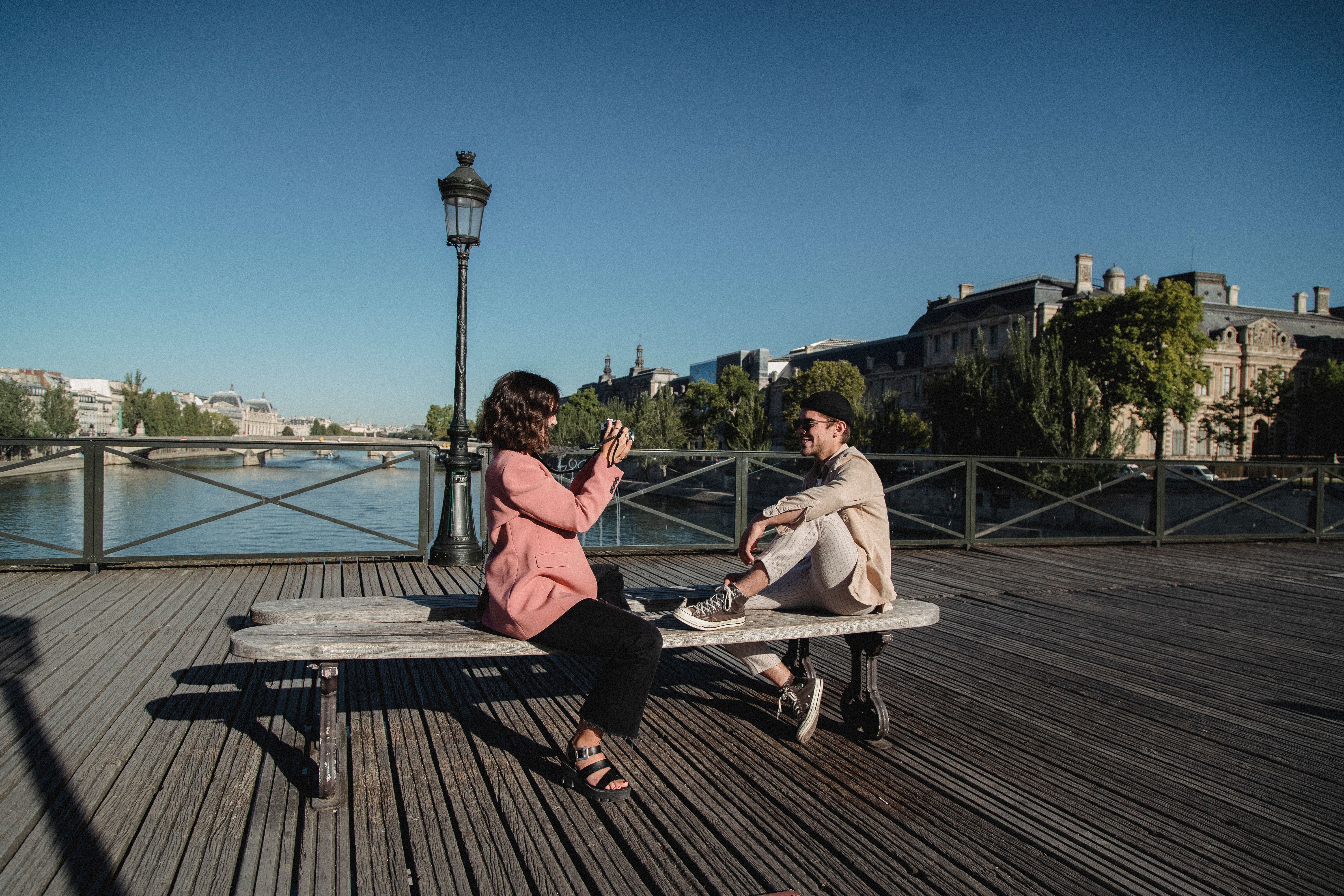 L’Alchimie du Matin Parisien : Comment la Synergie entre Soins Personnels et Tenue Française Révèle 