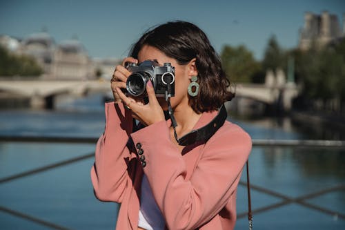 Fotos de stock gratuitas de cámara, haciendo fotos, mujer