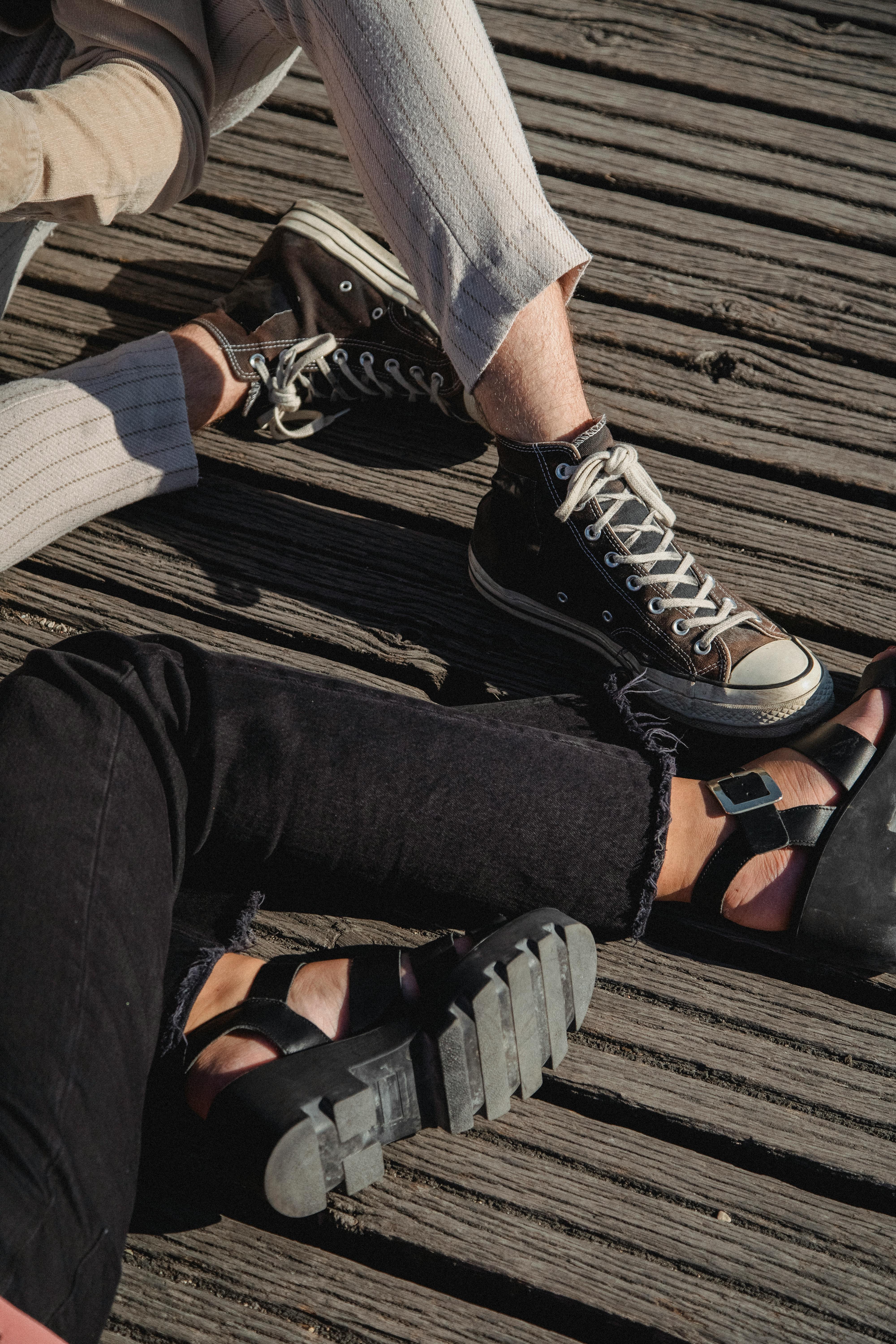 All black sale converse on feet