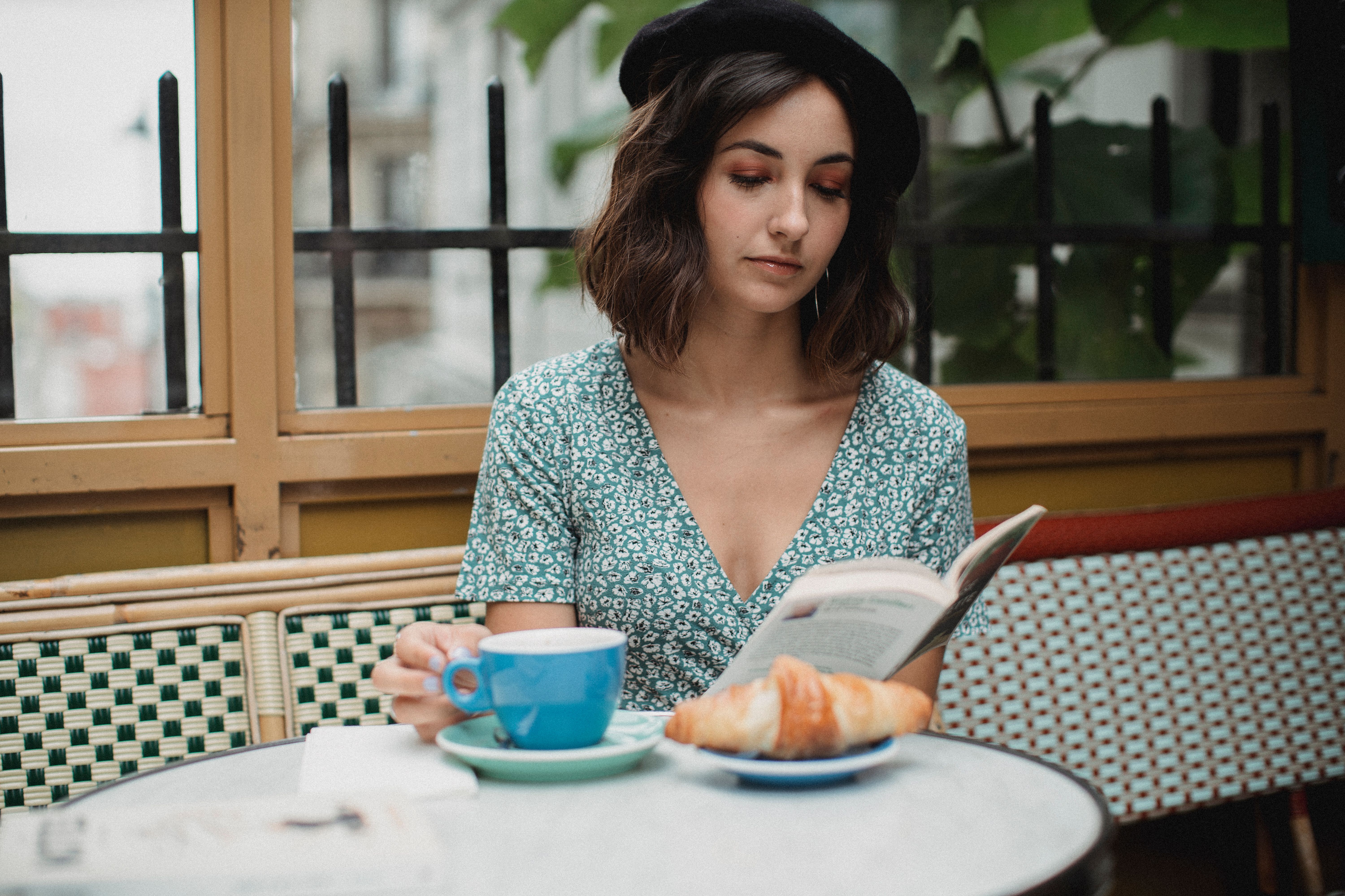 L’Harmonie Matinale Parisienne : Comment la Mode Française et les Soins Personnels Créent une Tenue 