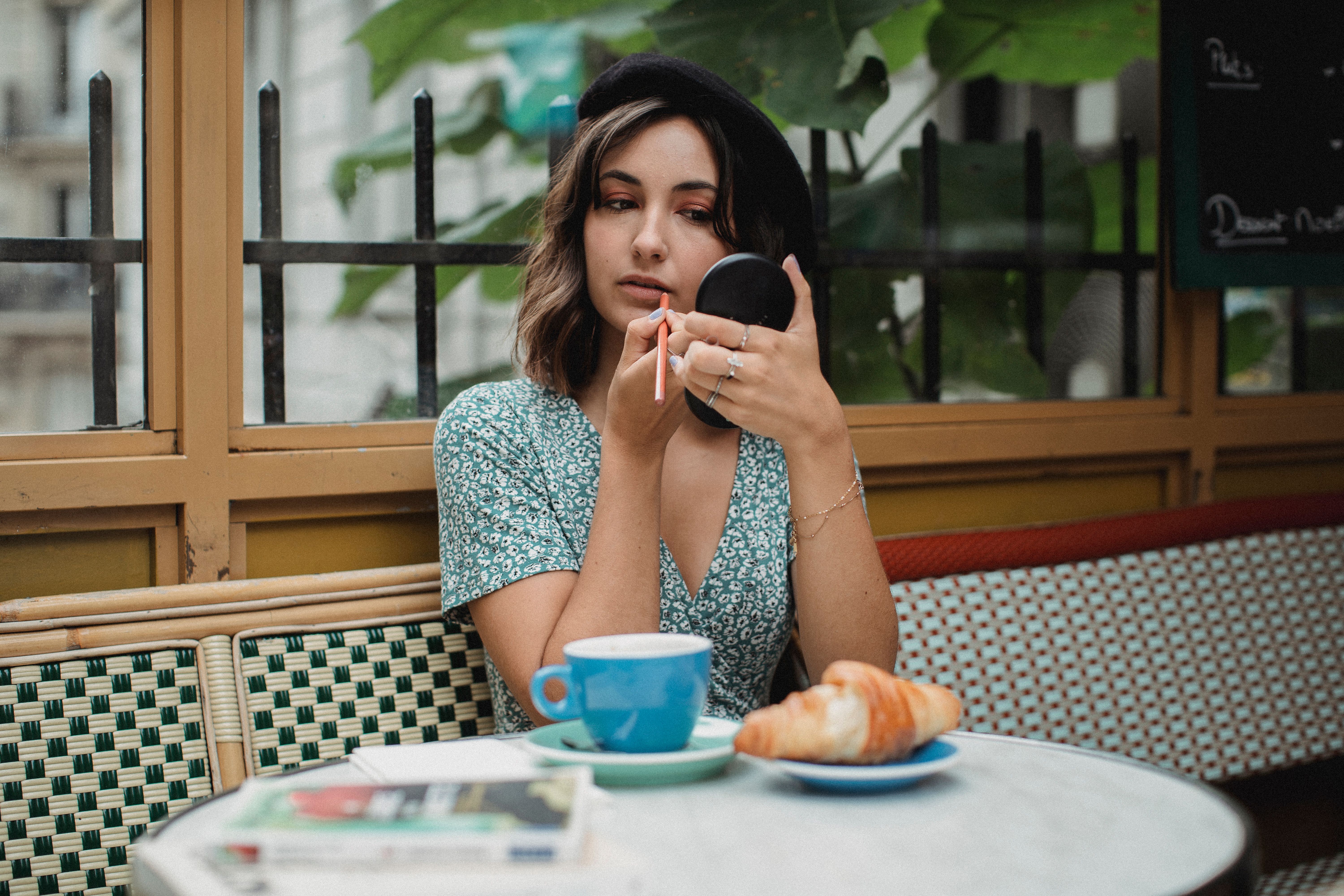 Le Rituel Matinal Chic : Comment l'Harmonie entre Mode Française et Soins Personnels Façonne Votre T
