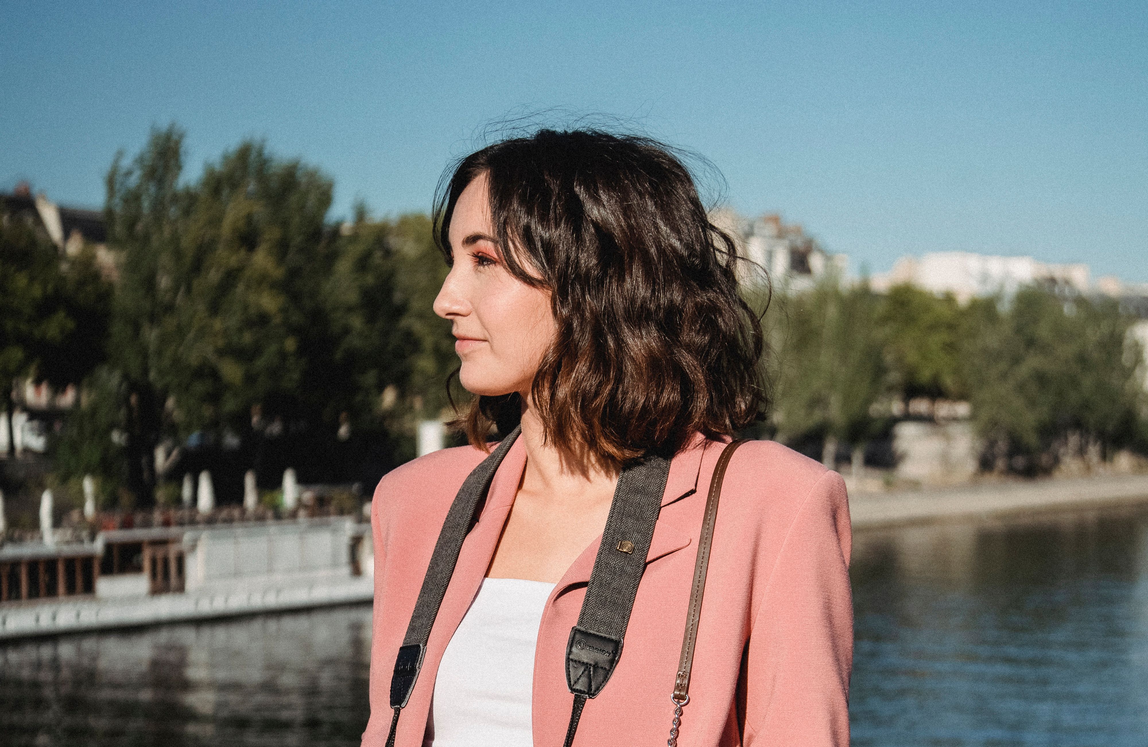 L’Alchimie du Matin Parisien : Comment l’Harmonie entre Tenue Assortie et Soins Personnels Révèle Vo