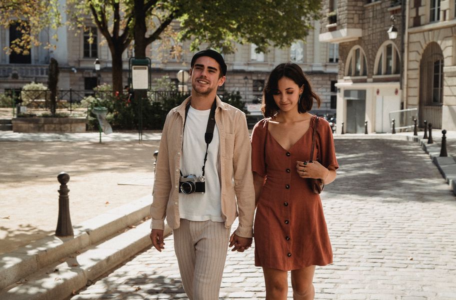 Online dating: starting a conversation on a niche platform