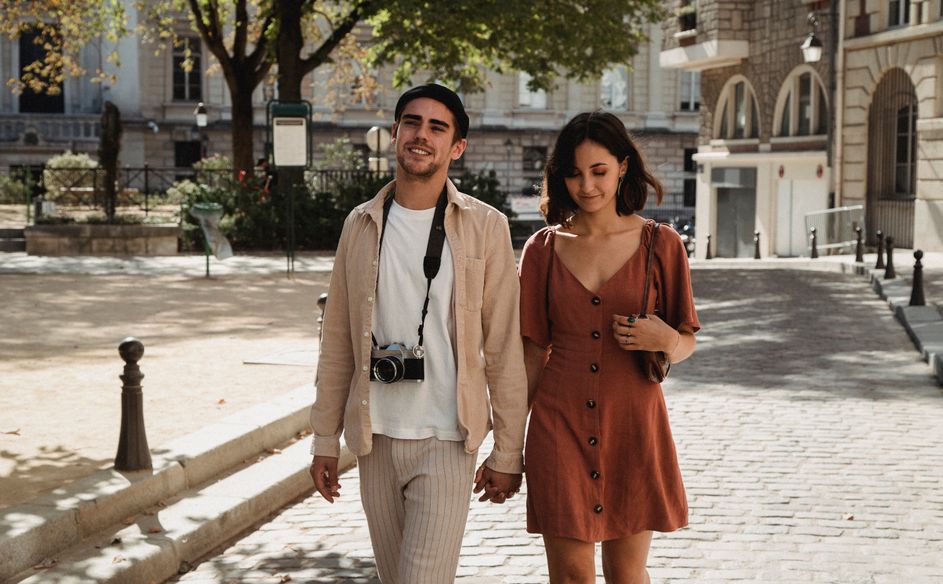 Online dating: starting a conversation on a niche platform