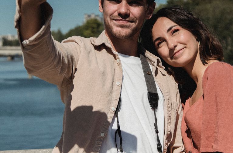 Online dating: starting a conversation on a niche platform