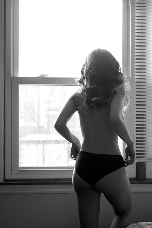 Základová fotografie zdarma na téma černobílý, nahý, okno
