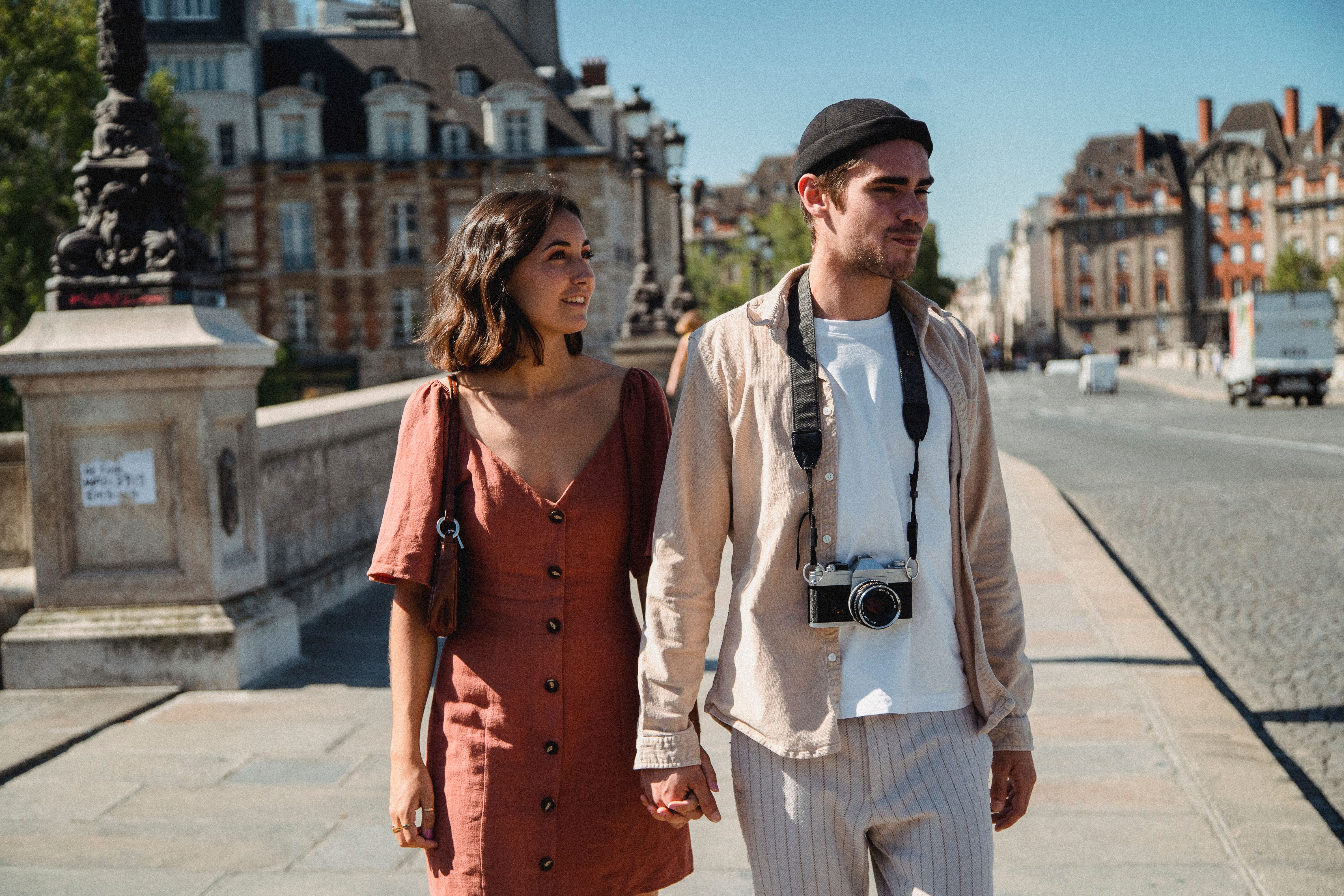 Le Rituel Secret de la Parisienne : Comment la Mode Française et les Soins Personnels Créent une Ten
