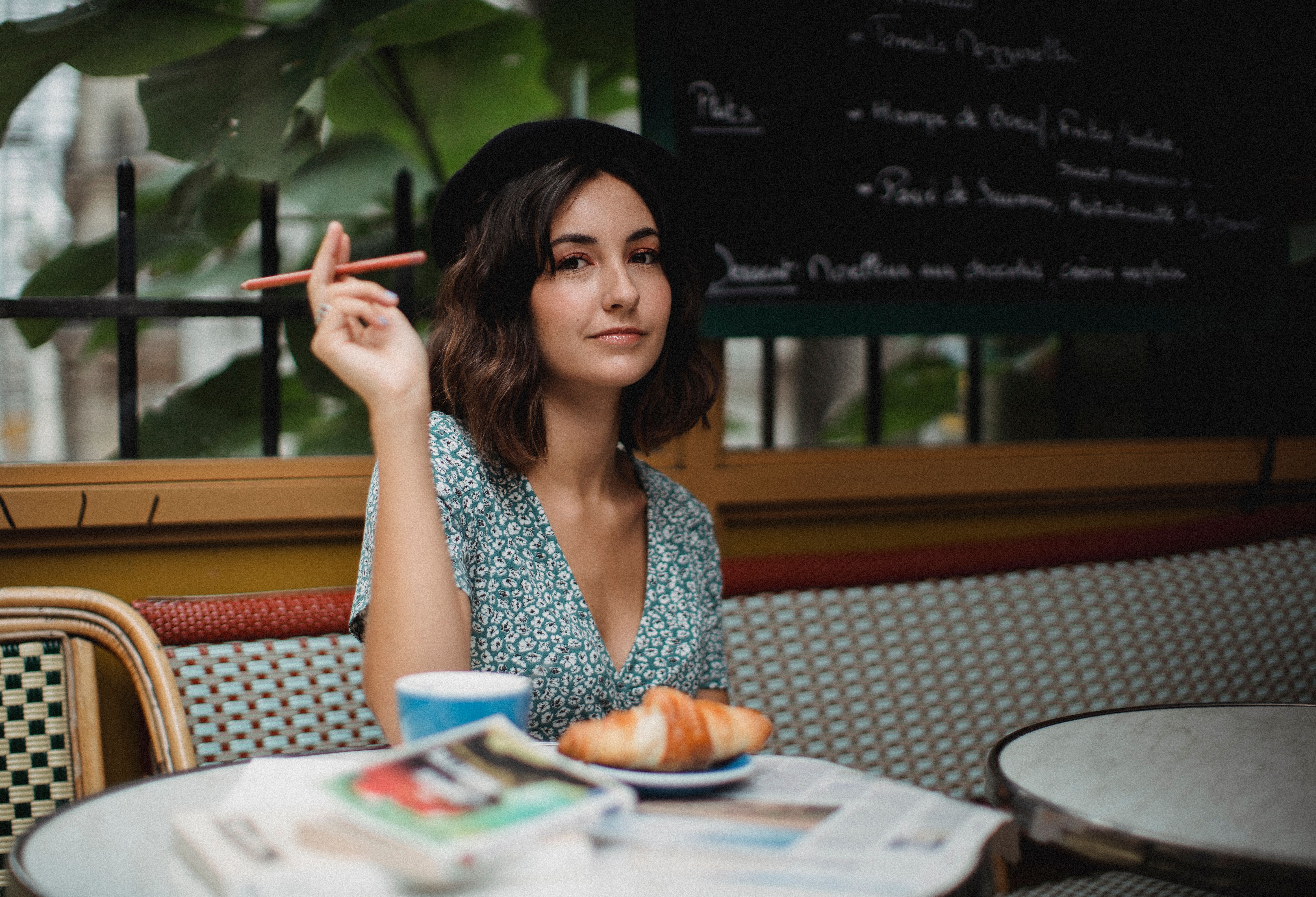 Mujer elegante con boina en café parisino