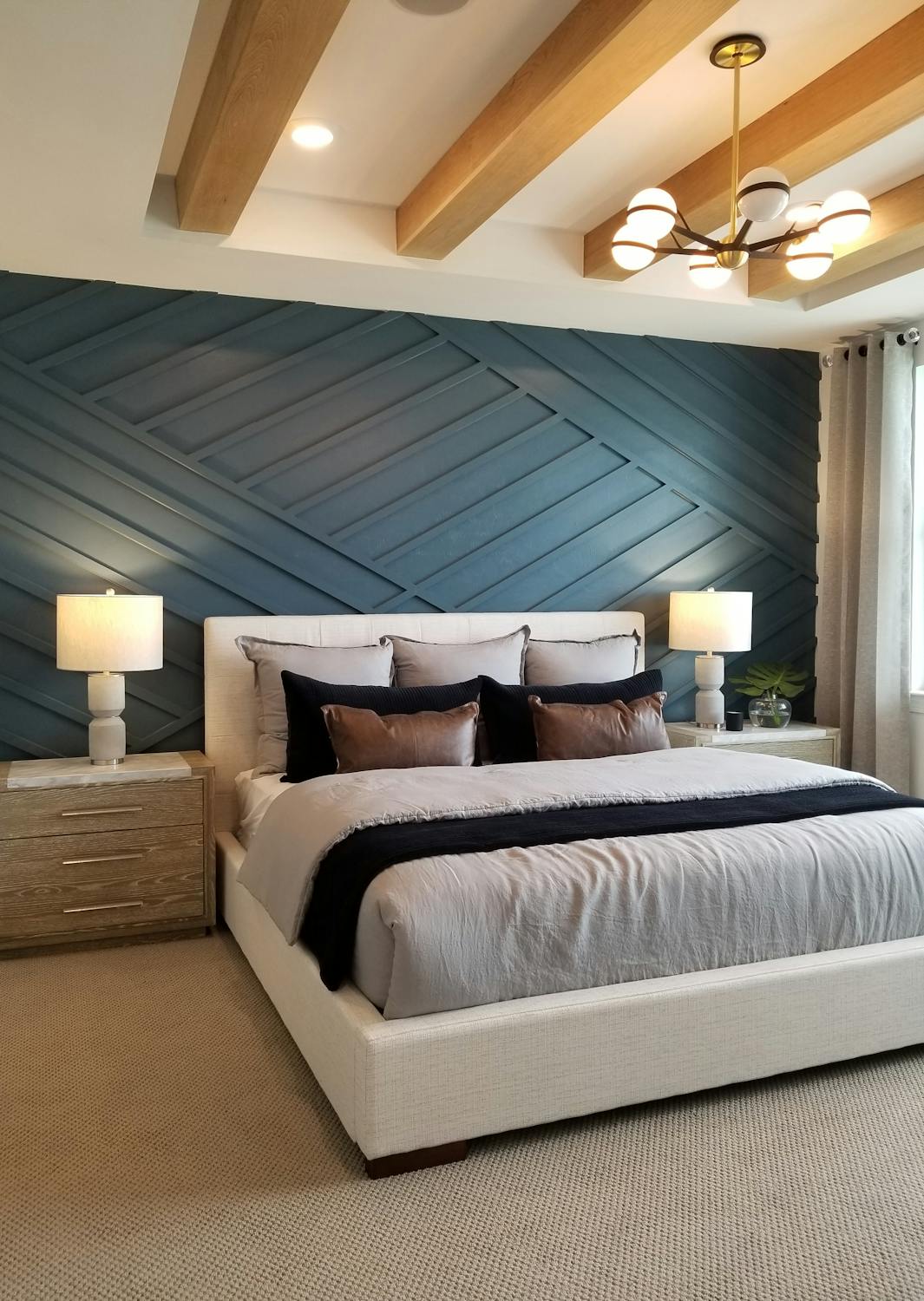 Kamar tidur dengan aksen dinding kayu