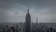 纽约市天际线的壮丽景色以标志性的帝国大厦为特色