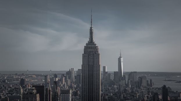 纽约市天际线的壮丽景色以标志性的帝国大厦为特色