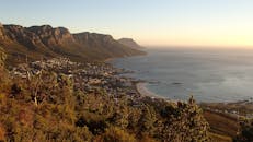 日落时分，开普敦海岸线的山脉与海洋构成了一幅美丽的全景