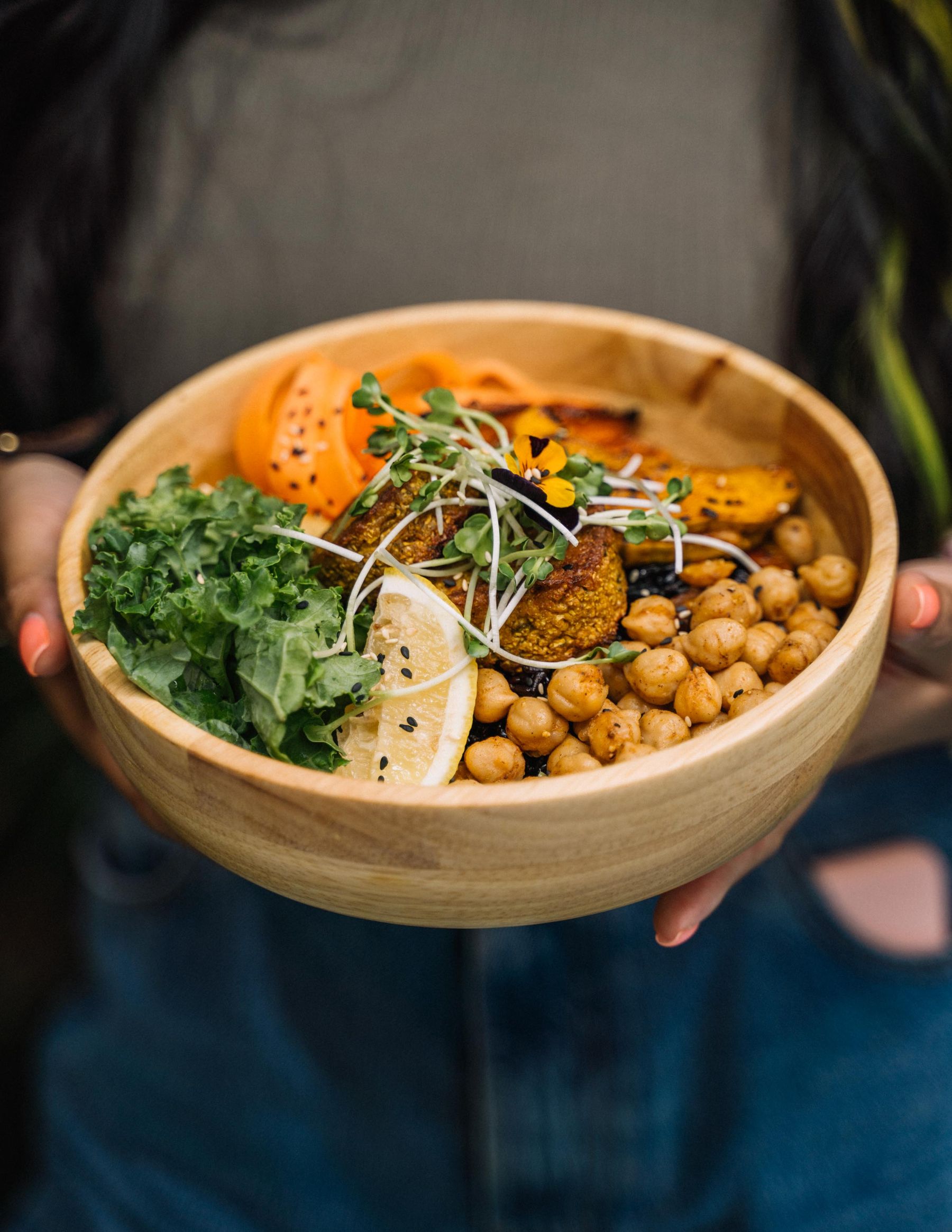 Kraft kase içinde sebze ve tahıllı buddha bowl