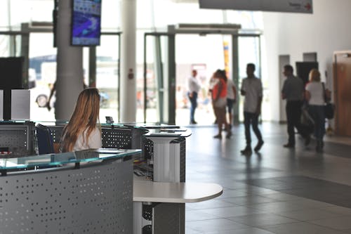 Weiß Sitzt Hinter Der Theke Unter Dem Fernsehen