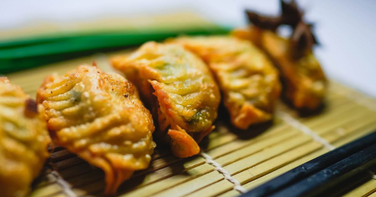 焼き餃子が並んだイメージ写真
