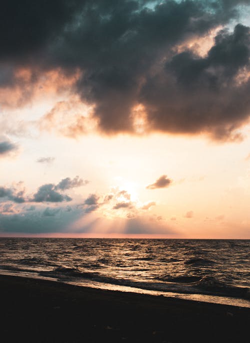 Ücretsiz akşam karanlığı, bulutlar, deniz içeren Ücretsiz stok fotoğraf Stok Fotoğraflar