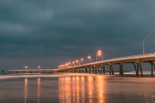 Мост под пасмурным небом