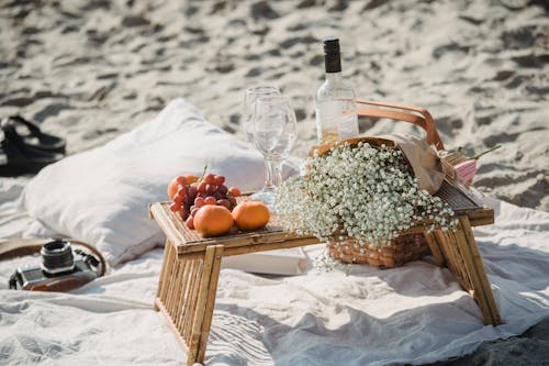 Foto profissional grátis de areia, buquê, copos de vinho