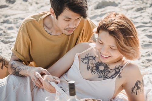 Foto profissional grátis de afeição, alegre, amor