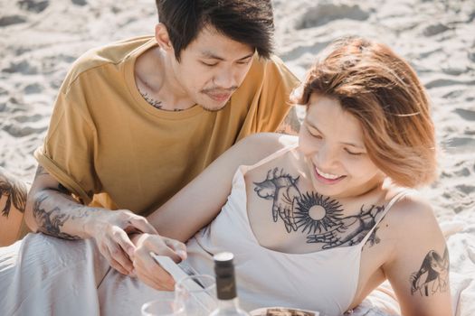 阳光明媚的海滩上，情侣们放松身心，一起享受浪漫时刻