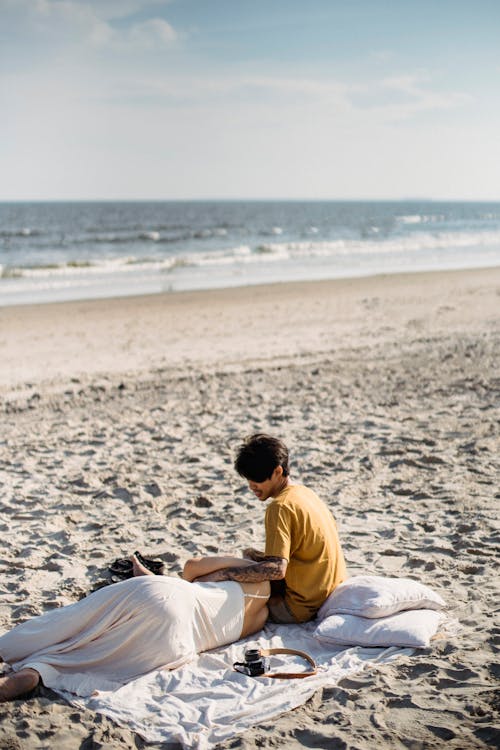 Foto profissional grátis de amor, ao ar livre, areia