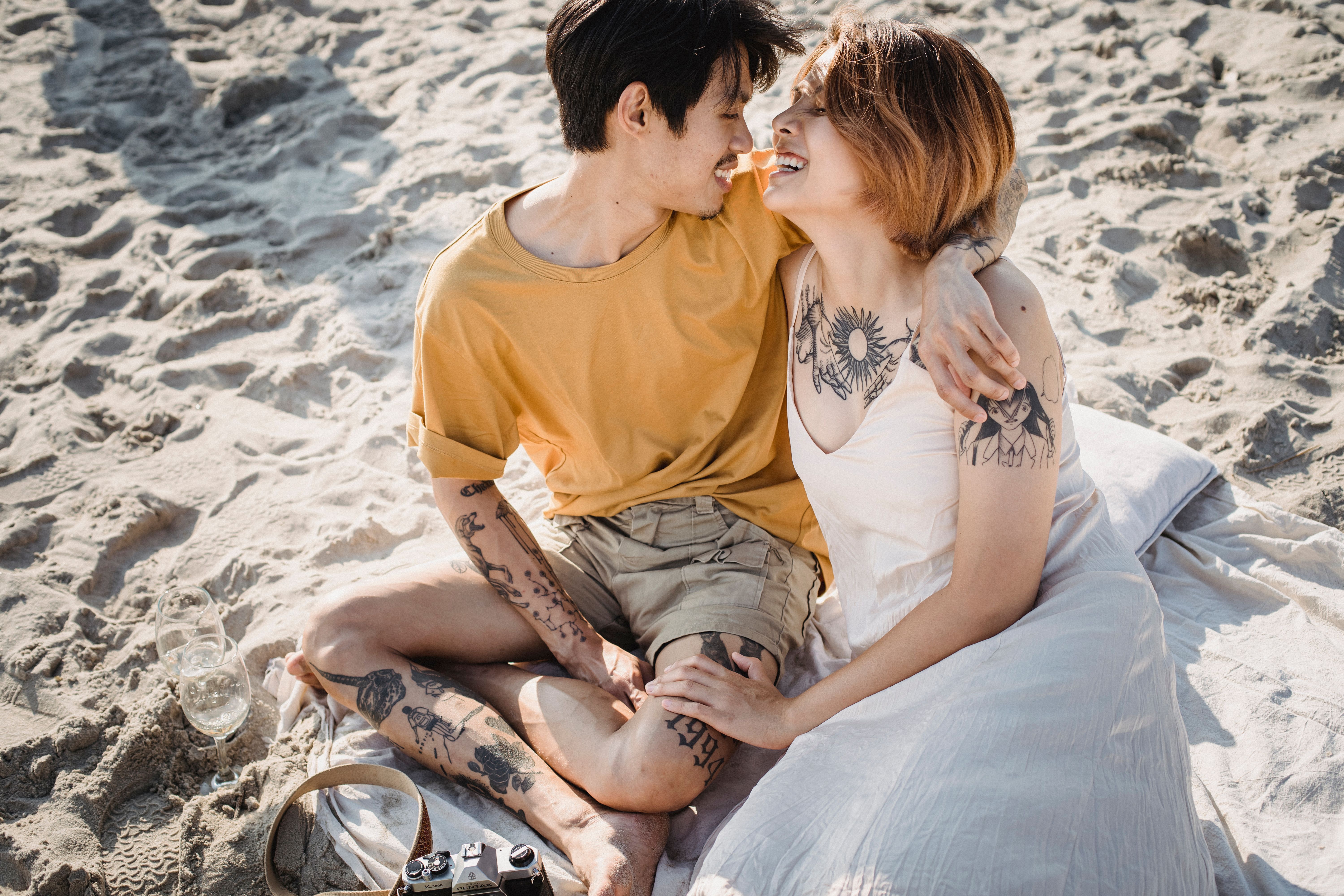 Couple portant des tatouages temporaires avec phrases coordonnées en ambiance lifestyle naturelle et décontractée