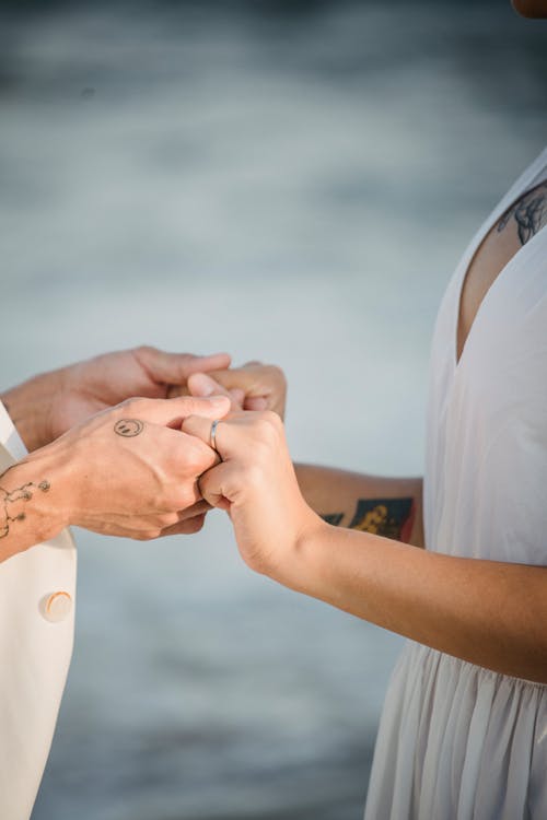 Foto stok gratis bergandengan tangan, bersama, cinta