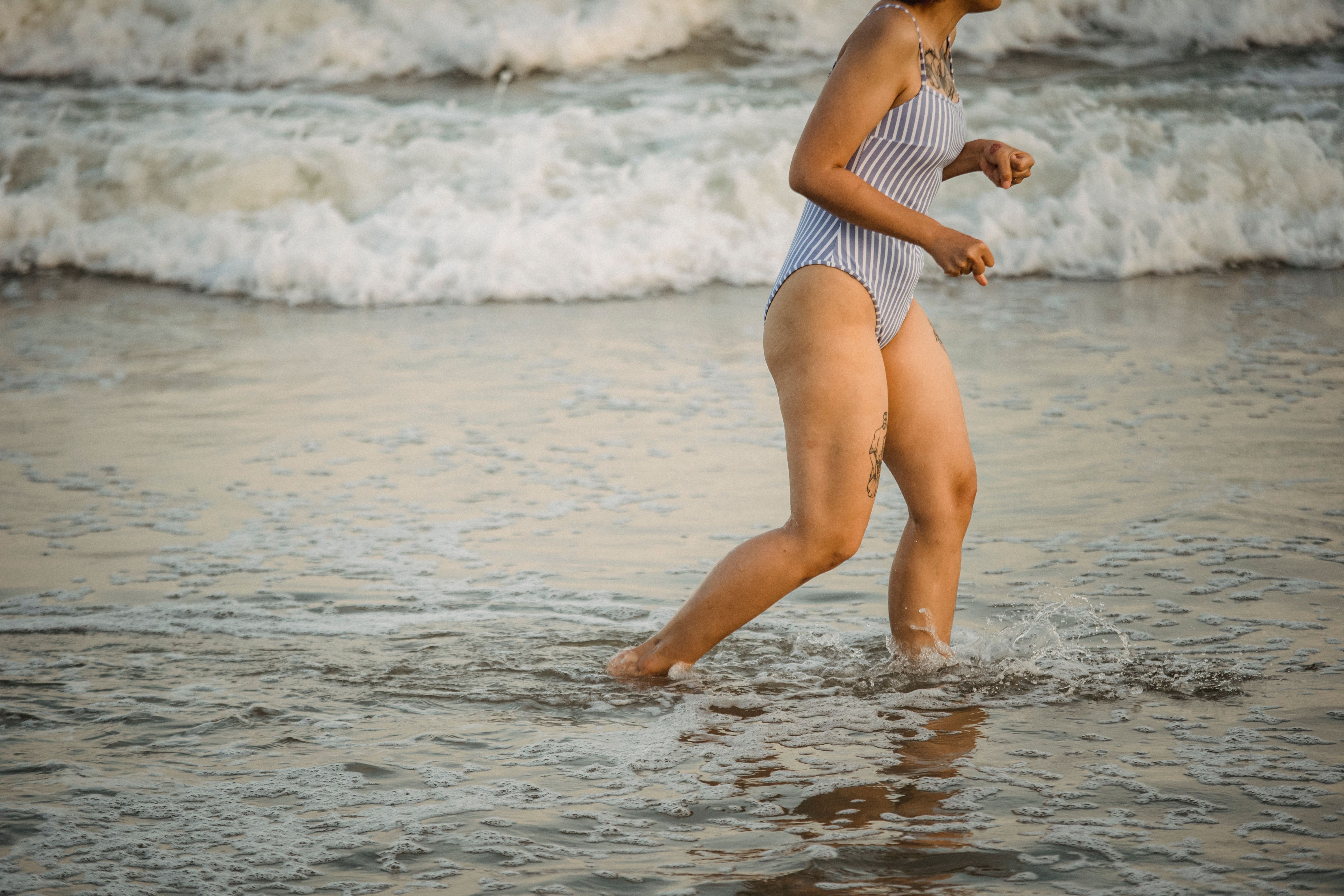 persona disfrutando de un baño en el mar