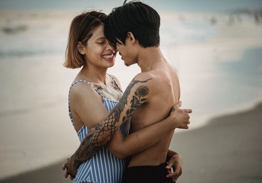 Online dating: starting a conversation on a niche platform