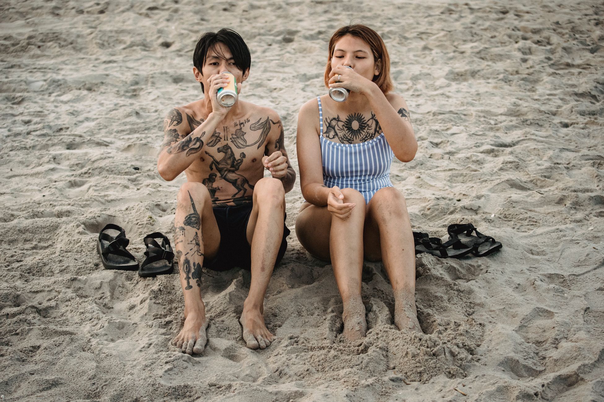 Strandgangers dragen plastic sandalen ter bescherming tegen grote pieterman