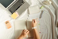 学生用笔记本电脑和计算器解决数学问题，主题是学习和生产力