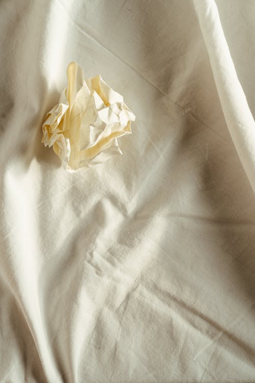 Gratis Kertas Kuning Di Tekstil Putih Foto Stok