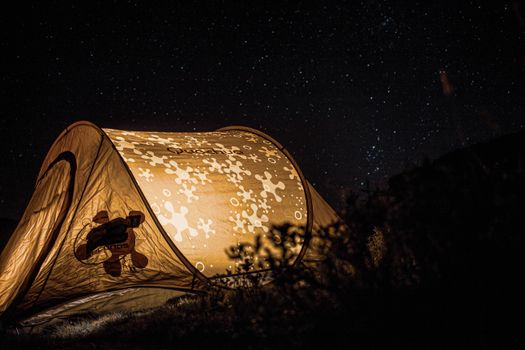 星光熠熠的夜空下，明亮的帐篷非常适合露营爱好者
