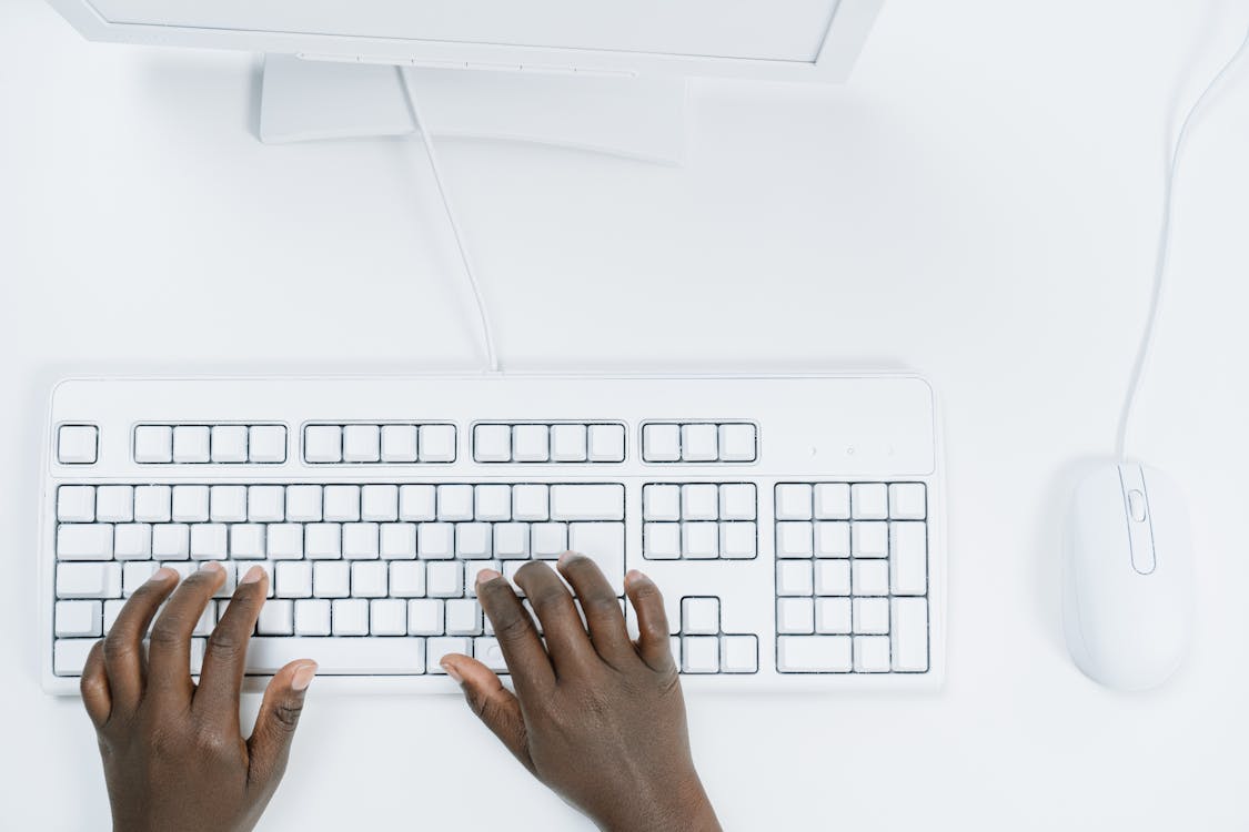 Orang Yang Memegang Keyboard Apple Putih
