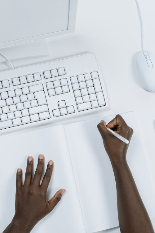 Mano Di Persone Sulla Tastiera Del Computer Bianco