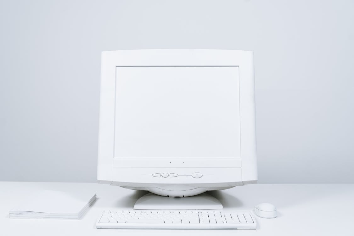 Imac Trắng Trên Bàn Trắng