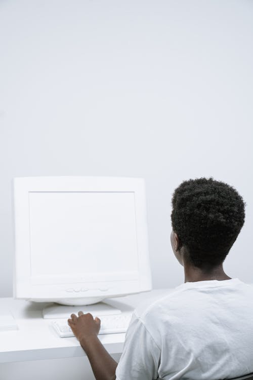 Mann Im Weißen Rundhalsausschnitt Hemd, Das Weißen Flachbildschirm Computermonitor Betrachtet