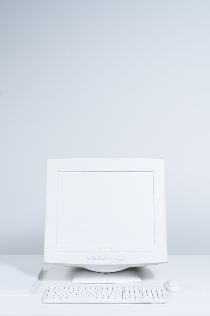 Fotomural Una configuración de computadora de escritorio blanca, limpia y minimalista, con monitor, teclado y ratón sobre un escritorio blanco.