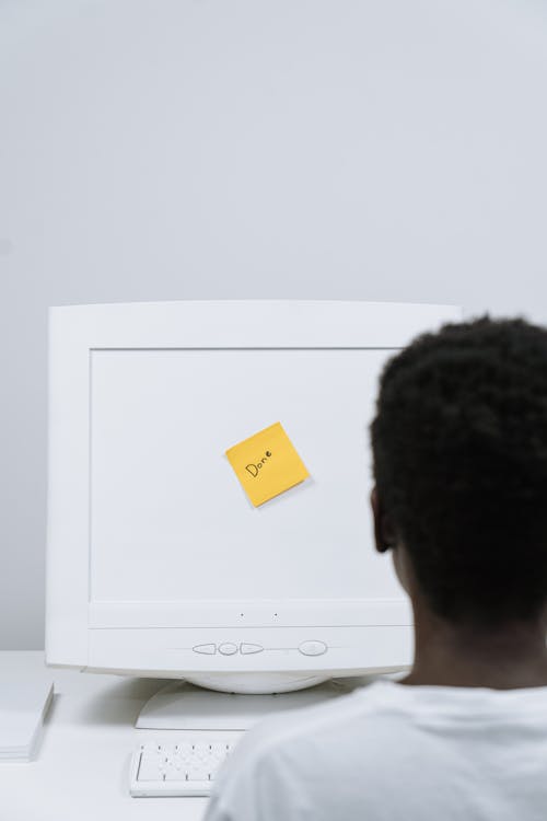 Sticky Note on Computer Monitor · Free Stock Photo
