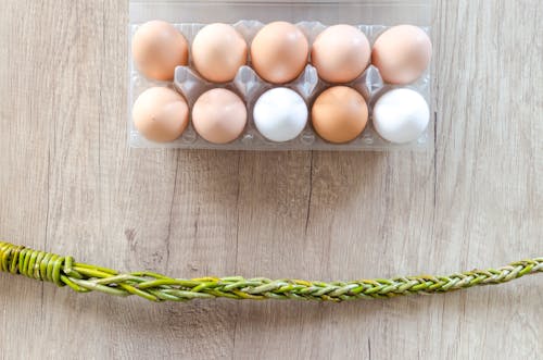 gratis Eieren In Lade Op Bruine Ondergrond Stockfoto