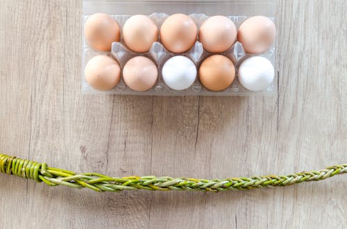 Eier Im Tablett Auf Brauner Oberfläche